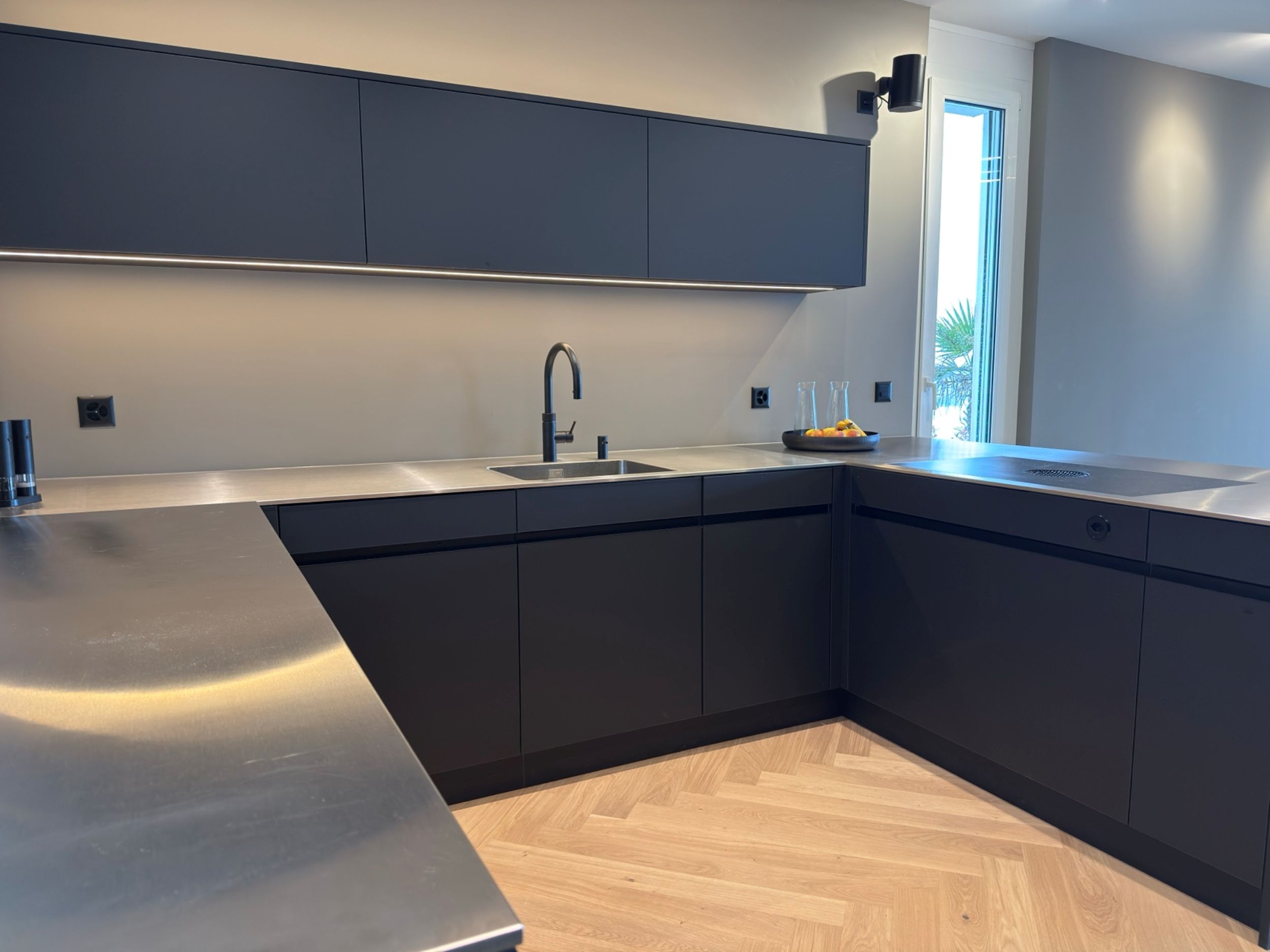 Bilder von Objekten oder Projekten, die durch die zomo-form realisiert wurden. Hierzu gehören Küchen, Innenausbauten, Ladenbau-Projekte und Brandschutztüren.